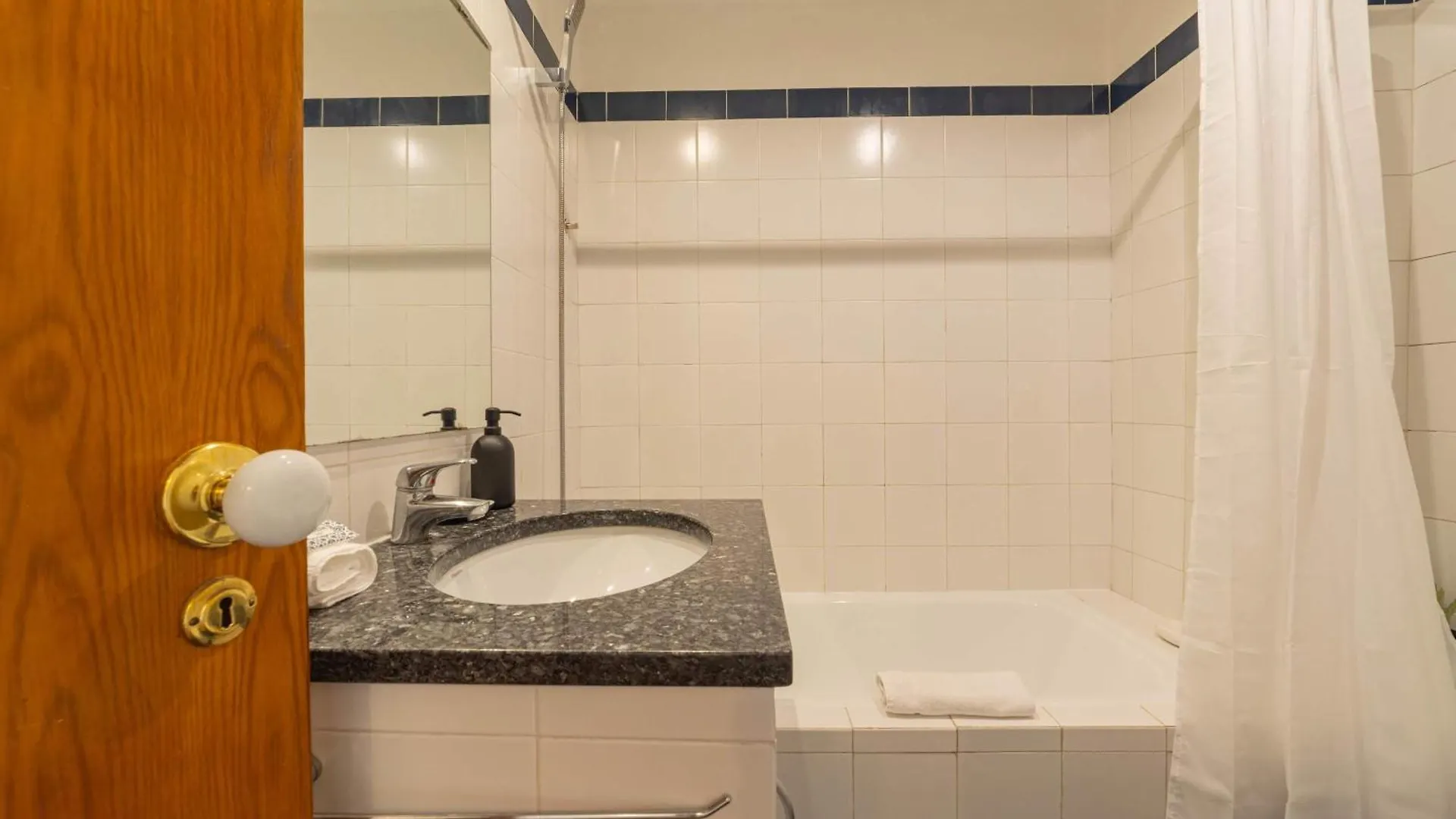 Charming Classic-Rustic Retreat In Historic Лиссабон Апартаменты