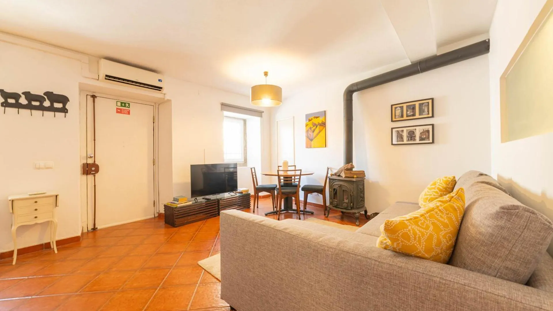 Charming Classic-Rustic Retreat In Historic Лиссабон Португалия
